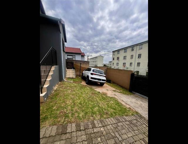 2 BEDROOM PROPERTY TO RENT IN FLEURHOF